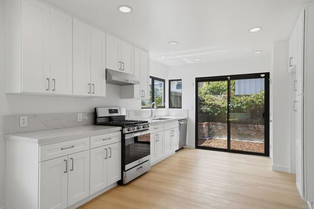 8210 Caminito Modena, La Jolla, CA 92037