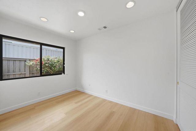 8210 Caminito Modena, La Jolla, CA 92037