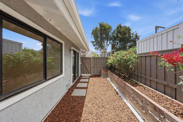 8210 Caminito Modena, La Jolla, CA 92037
