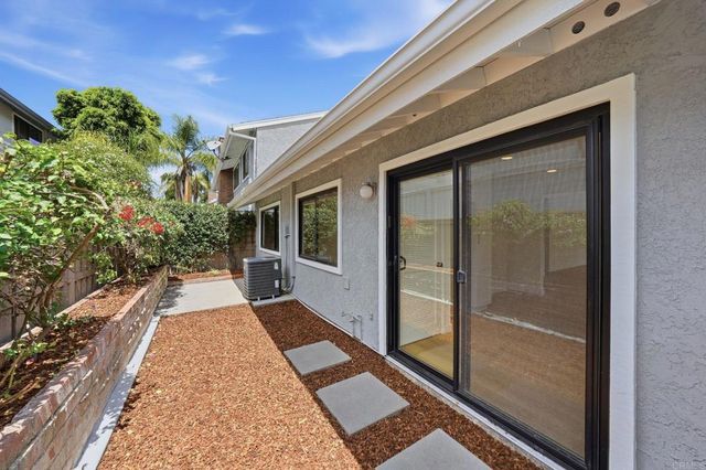 8210 Caminito Modena, La Jolla, CA 92037