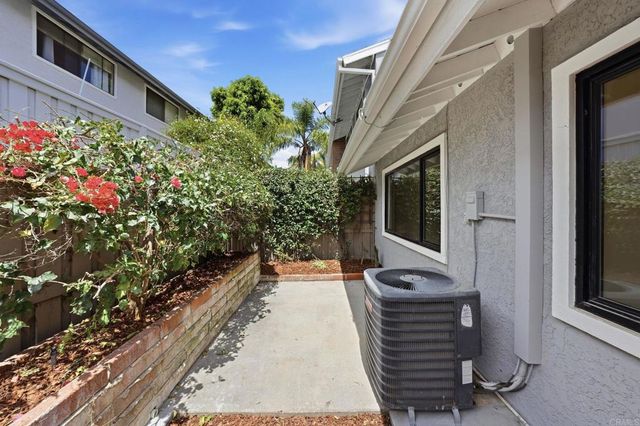8210 Caminito Modena, La Jolla, CA 92037