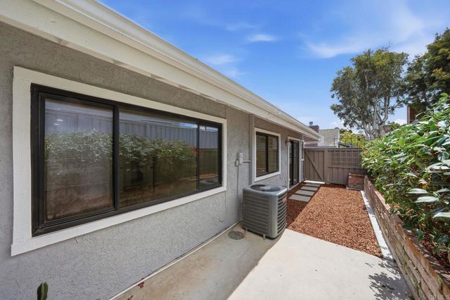 8210 Caminito Modena, La Jolla, CA 92037