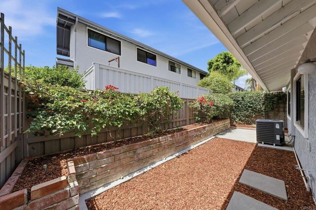 8210 Caminito Modena, La Jolla, CA 92037