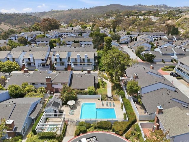 8210 Caminito Modena, La Jolla, CA 92037