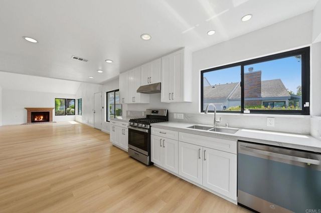 8210 Caminito Modena, La Jolla, CA 92037