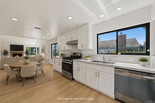 8210 Caminito Modena, La Jolla, CA 92037