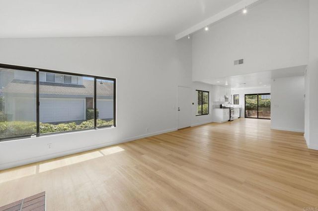 8210 Caminito Modena, La Jolla, CA 92037