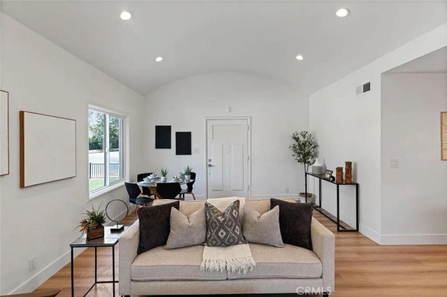 1050 S Plymouth, Los Angeles, CA 90019