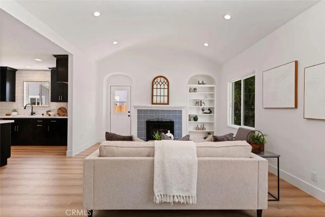 1050 S Plymouth, Los Angeles, CA 90019