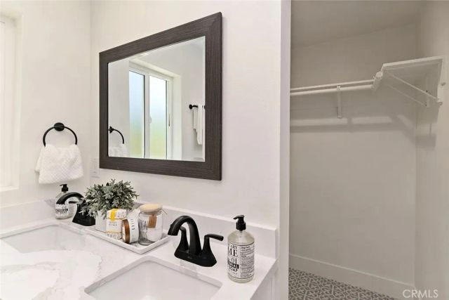 1050 S Plymouth, Los Angeles, CA 90019