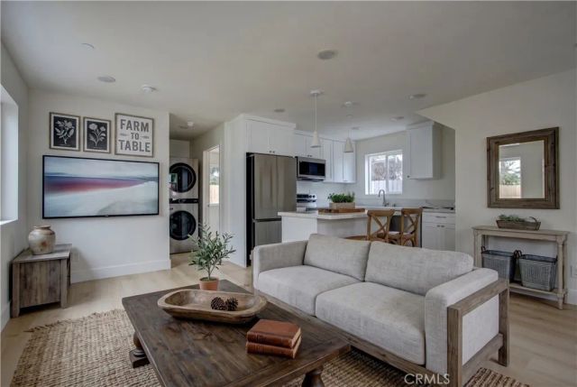 1050 S Plymouth, Los Angeles, CA 90019