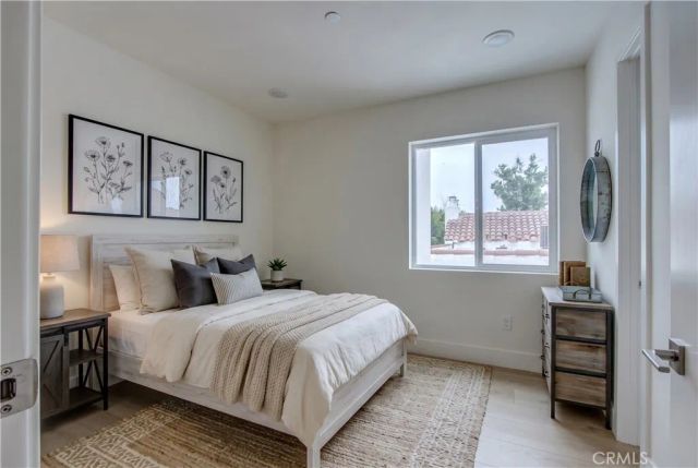 1050 S Plymouth, Los Angeles, CA 90019