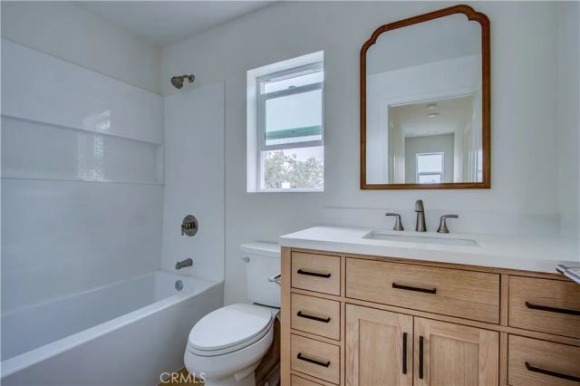 1050 S Plymouth, Los Angeles, CA 90019