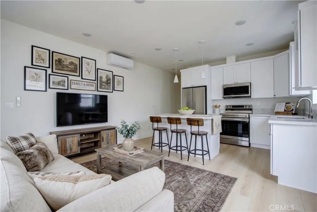 1050 S Plymouth, Los Angeles, CA 90019