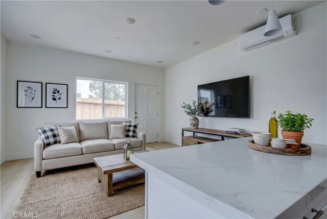 1050 S Plymouth, Los Angeles, CA 90019