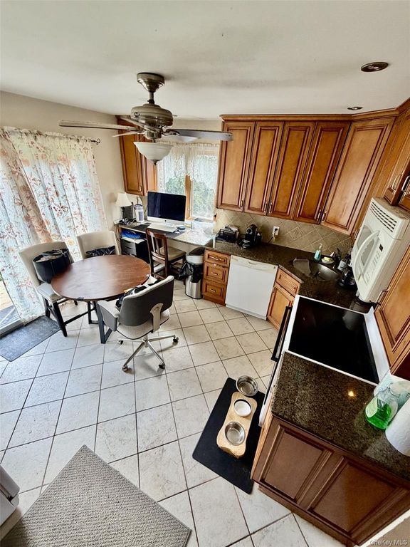 998 Bowling Green Drive, Westbury, NY 11590 — photo 4