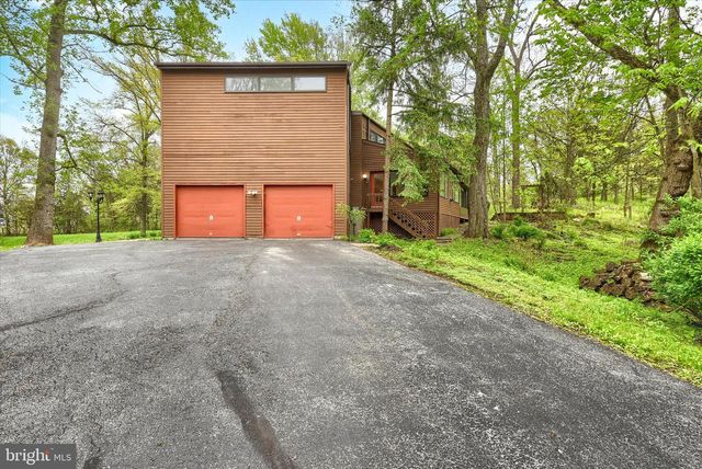 8 PHEASANT DR, Hershey, PA 17033