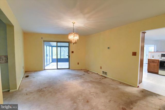 8 PHEASANT DR, Hershey, PA 17033