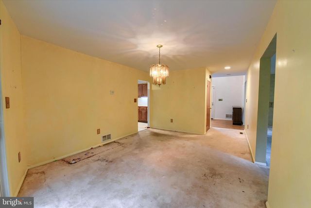 8 PHEASANT DR, Hershey, PA 17033
