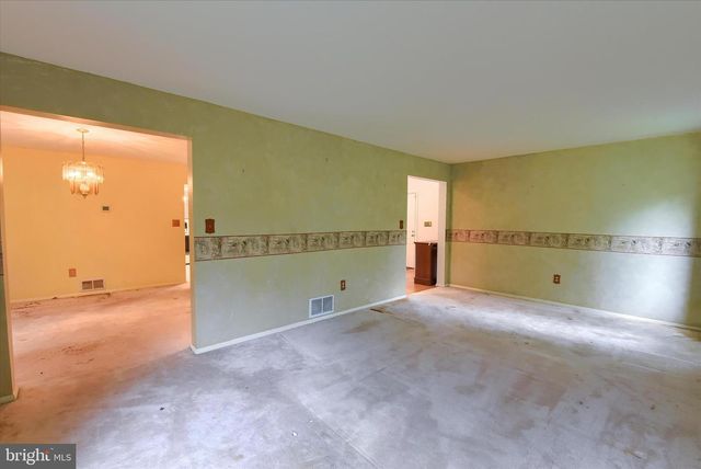 8 PHEASANT DR, Hershey, PA 17033