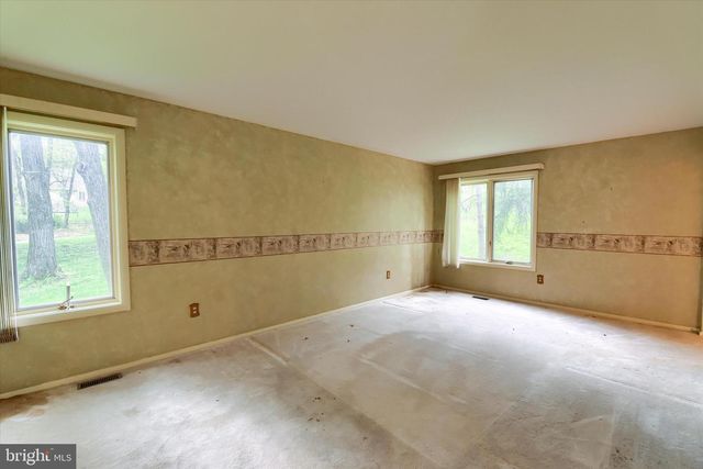 8 PHEASANT DR, Hershey, PA 17033