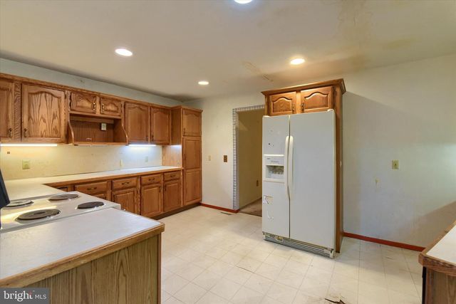 8 PHEASANT DR, Hershey, PA 17033