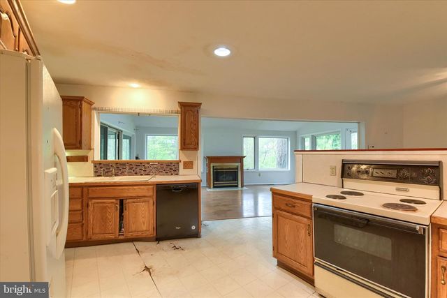 8 PHEASANT DR, Hershey, PA 17033