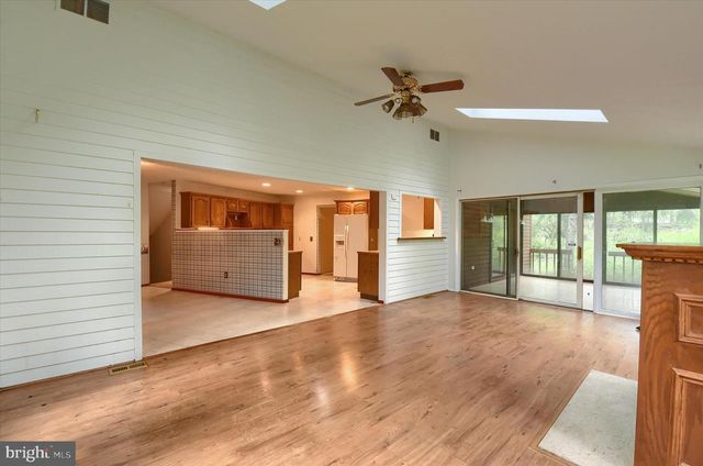 8 PHEASANT DR, Hershey, PA 17033