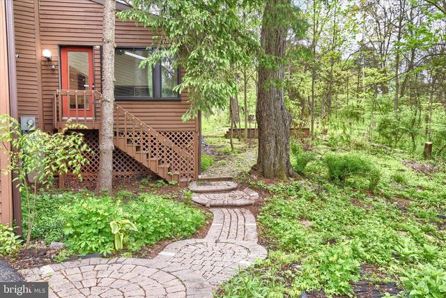 8 PHEASANT DR, Hershey, PA 17033