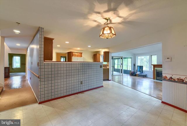 8 PHEASANT DR, Hershey, PA 17033