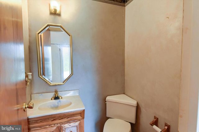 8 PHEASANT DR, Hershey, PA 17033