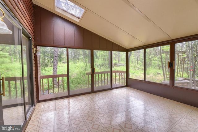 8 PHEASANT DR, Hershey, PA 17033