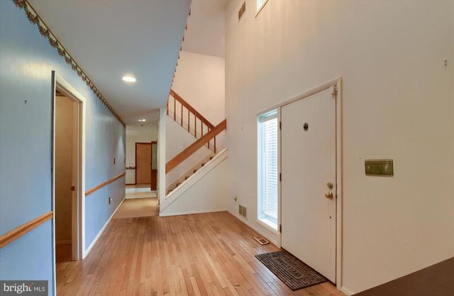 8 PHEASANT DR, Hershey, PA 17033