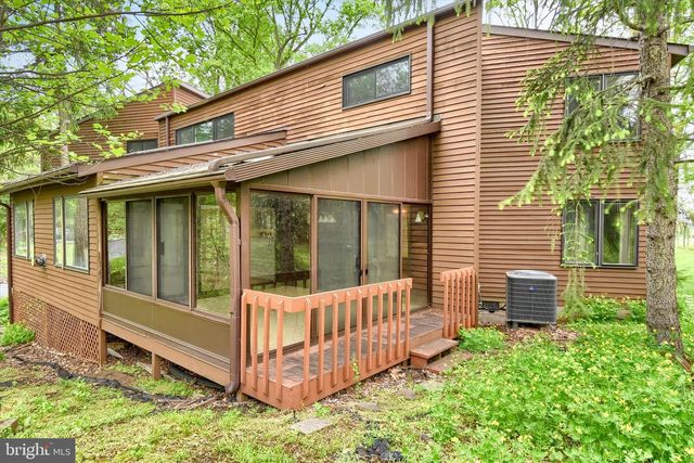 8 PHEASANT DR, Hershey, PA 17033