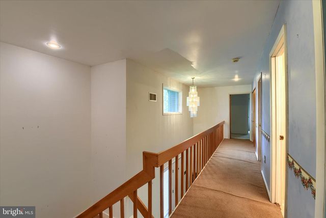 8 PHEASANT DR, Hershey, PA 17033