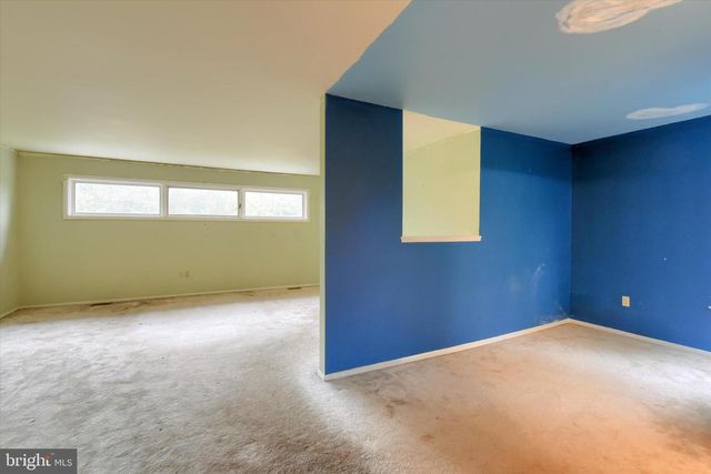8 PHEASANT DR, Hershey, PA 17033