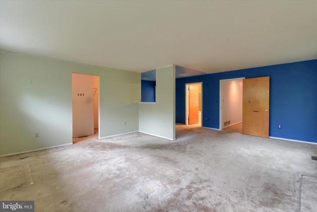 8 PHEASANT DR, Hershey, PA 17033