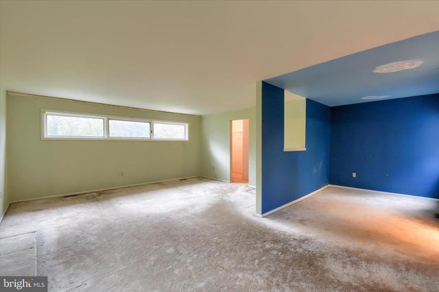 8 PHEASANT DR, Hershey, PA 17033