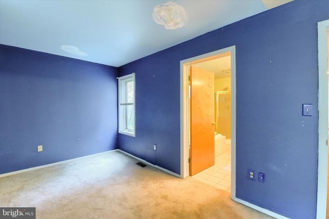 8 PHEASANT DR, Hershey, PA 17033