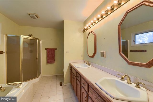 8 PHEASANT DR, Hershey, PA 17033
