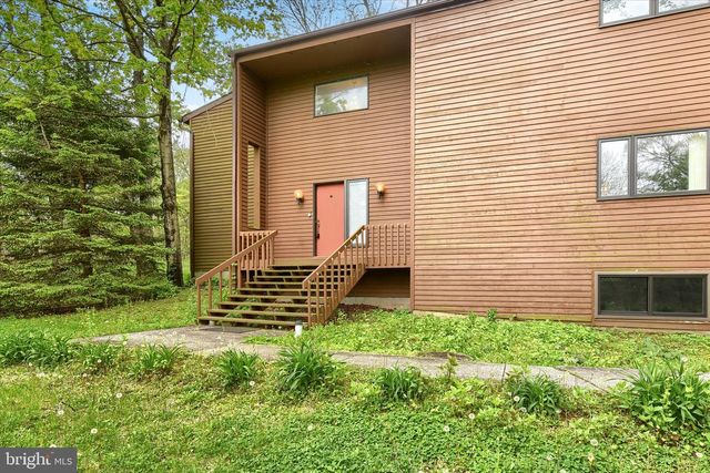 8 PHEASANT DR, Hershey, PA 17033
