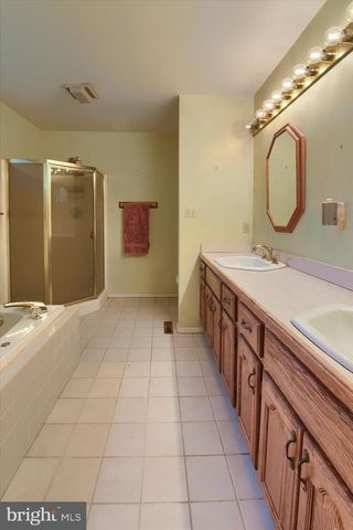 8 PHEASANT DR, Hershey, PA 17033