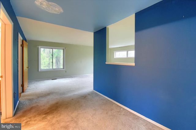 8 PHEASANT DR, Hershey, PA 17033