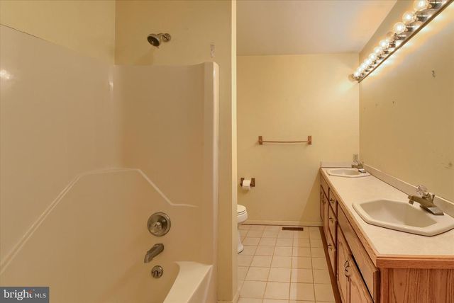 8 PHEASANT DR, Hershey, PA 17033