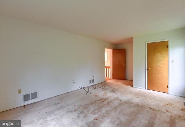 8 PHEASANT DR, Hershey, PA 17033
