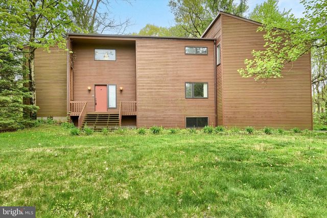 8 PHEASANT DR, Hershey, PA 17033