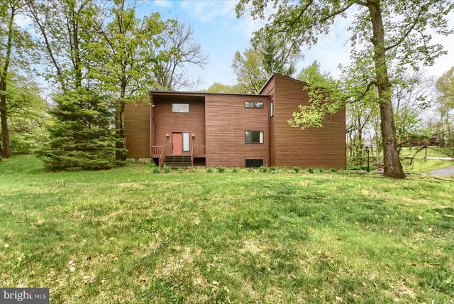 8 PHEASANT DR, Hershey, PA 17033