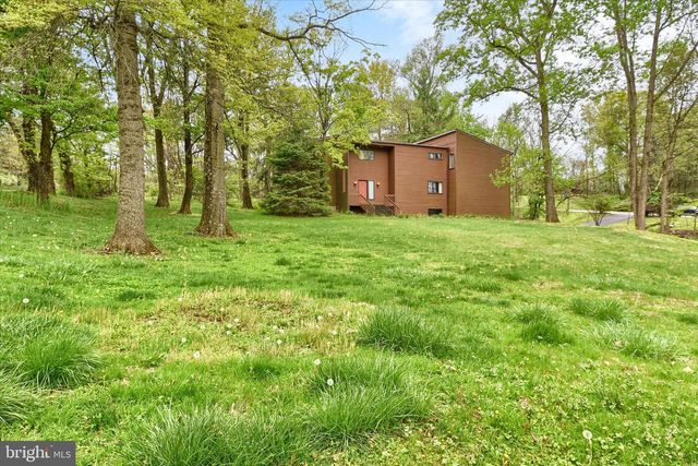 8 PHEASANT DR, Hershey, PA 17033