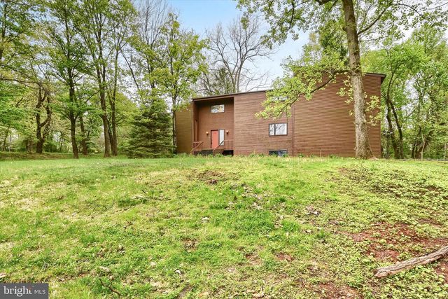 8 PHEASANT DR, Hershey, PA 17033