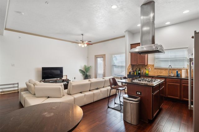 911 Mckinney Park Lane, Houston, TX 77003